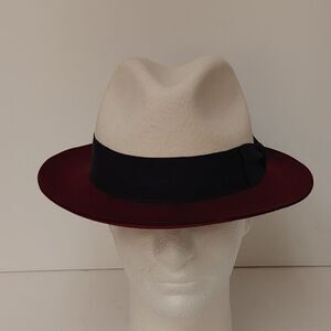 MEN'S MONTIQUE WHITE-BURGUNDY 2 1/4" WIDE BRIM 100% WOOL FELT FEDORA HAT. H82